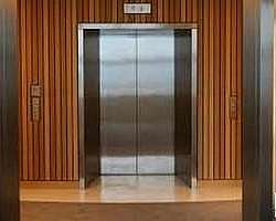Modernização de elevador em cabine
