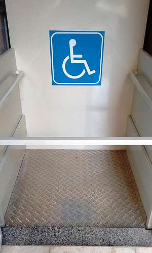 Elevador plataforma para cadeirantes Elevador plataforma para cadeirantes