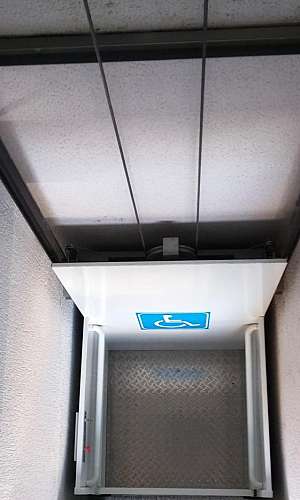 Elevador tipo plataforma para deficientes  Elevador tipo plataforma para deficientes
