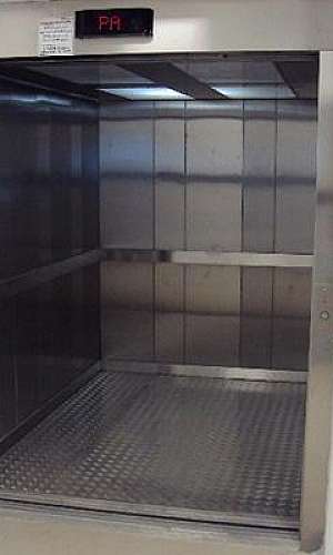 manutenção corretiva em elevador monta carga