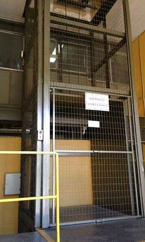 Manutenção de elevador de carga industrial