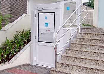 Manutenção de plataforma para deficientes Manutenção de plataforma para deficientes