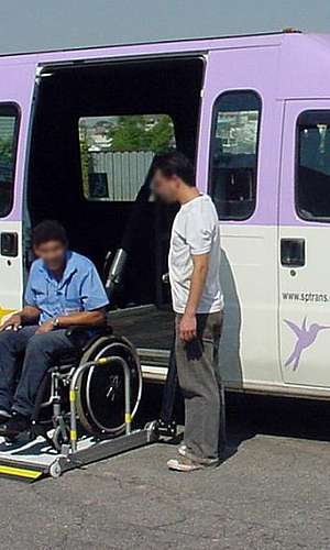 Plataforma veicular para deficientes